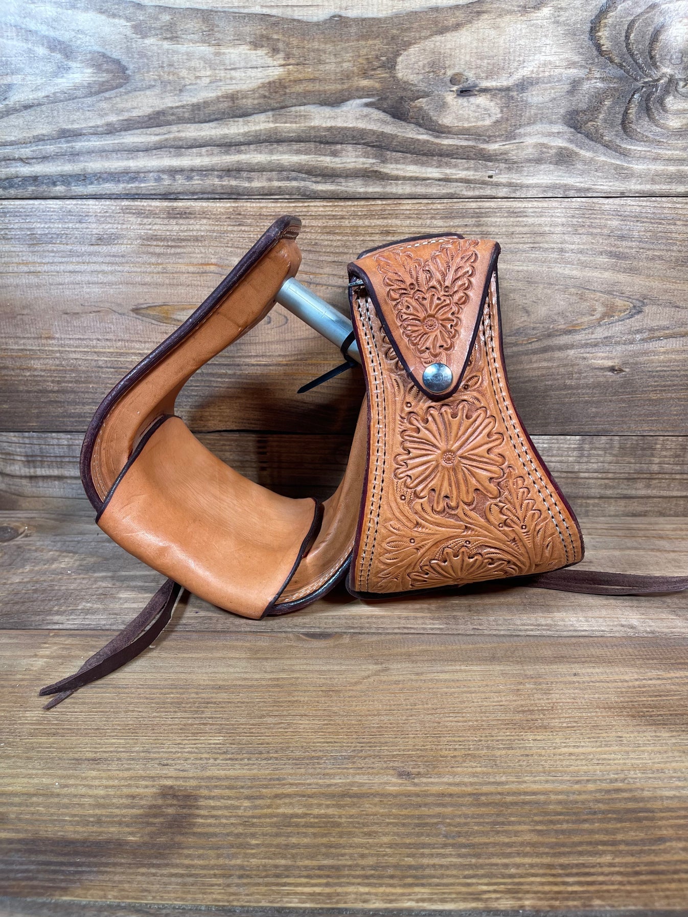Stirrup Tooled #21 Medium Oil